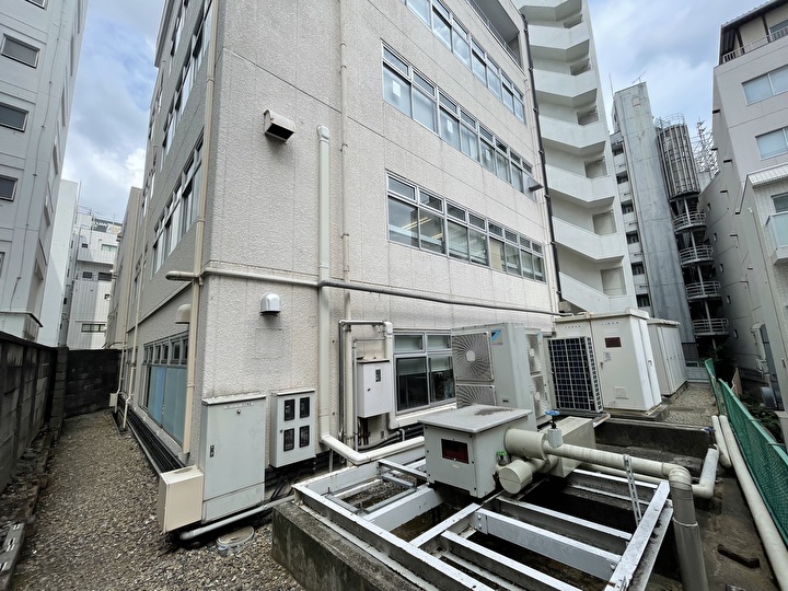 外壁の部分塗装工事前の現地調査の風景