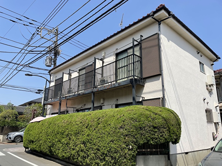 外壁塗装工事前にアパートを現地調査する風景