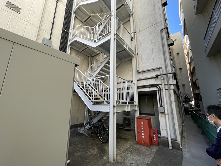 外装塗装工事実施前に現地調査する風景