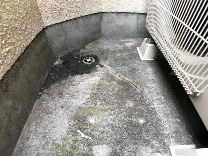 劣化した防水層