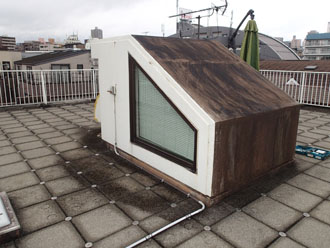 文京区千石で屋上の塔屋から階段室に雨漏りを引き起こしていました