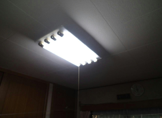 照明器具を点灯した天井の写真