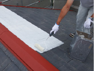 屋根塗装をする職人