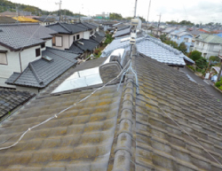 紫外線・雨風・温度変化等で劣化した塗膜を持った瓦屋根